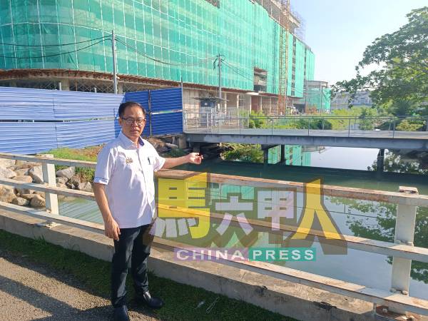 刘志俍指“Parkland Avenue By The Sea”综合项目旁排洪沟，将扩建成至少9公尺（约30尺）宽，以解决哥打拉沙马那地区水灾梦魇。
