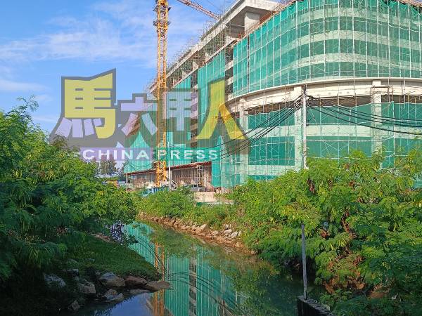 鼎峰记前的排洪沟非常狭窄，来自哥打拉沙马那方向的沟水无法在雨天时迅速排入大海。