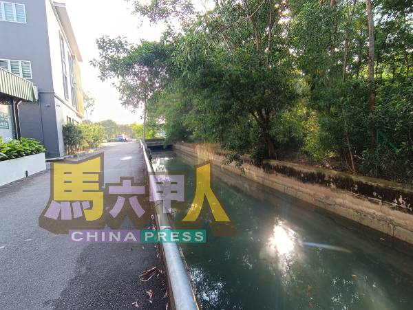 排洪沟上方是衔接哥打拉沙马那花园、东街纳至姑务路的排水系统。