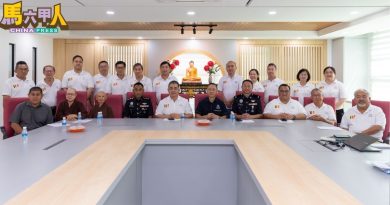 10年一度    古城盛典 百辆迎佛花车    11日争艳