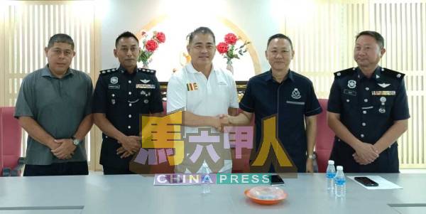 孙殿赐（左3）感谢警方关注甲州卫塞节10年一度迎佛花车大游行活动，左起林奕薪、阿末费查；右起许文法及刘健雄。