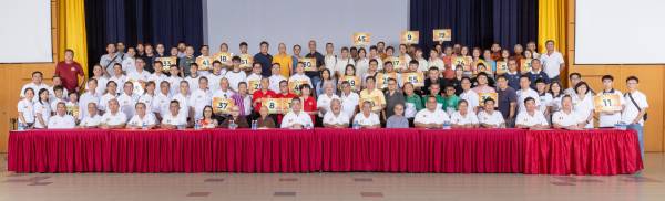 2025年庆祝卫塞节花车大游行全体执委、各团体及相关单位代表合影。