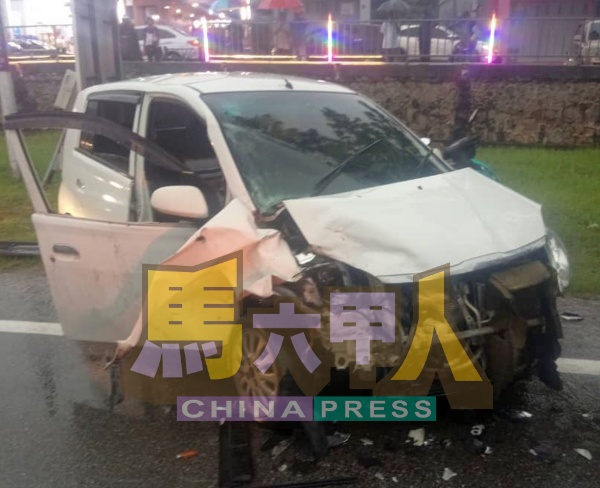 驾驶Viva车的印裔女司机在事故中夹伤。(图消拯局提供)