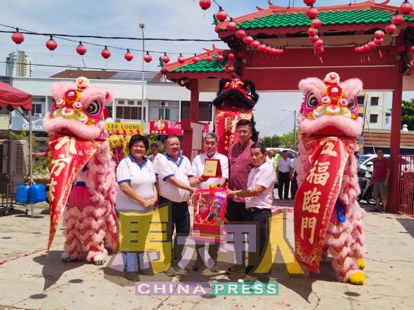 森州芦骨慈德堂龙狮队专程前来庆贺慈忠庙创庙68周年。左起陈彩云、颜明顺、许士敬、谢守钦及张来泰。