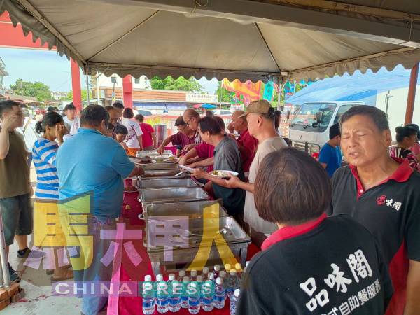 会上备有素食自助餐与善信结缘。