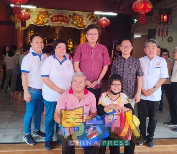 慈忠庙首次举办布施活动,为贫困民众送暖。后排左起姚国胜、陈彩云、谢守钦、刘志俍及许士敬。