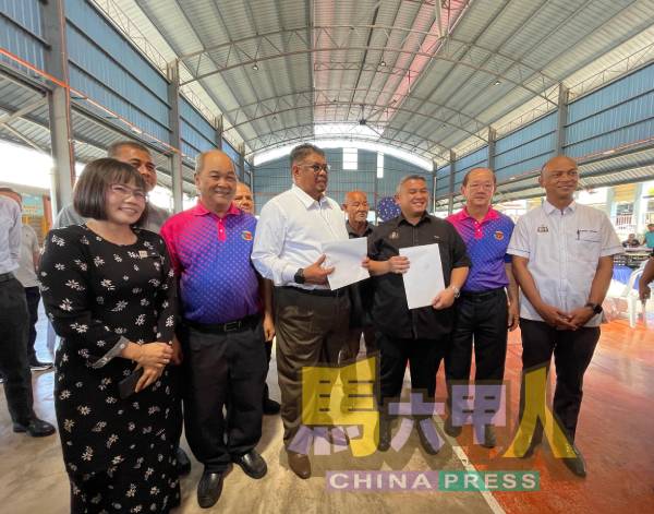 李文强（左2起）代表巴淡芙露华小，提呈增建三层楼校舍备忘录给阿都拉勿及莱斯雅欣。右起为法鲁尼占、黄声报及林丽佳（左）。