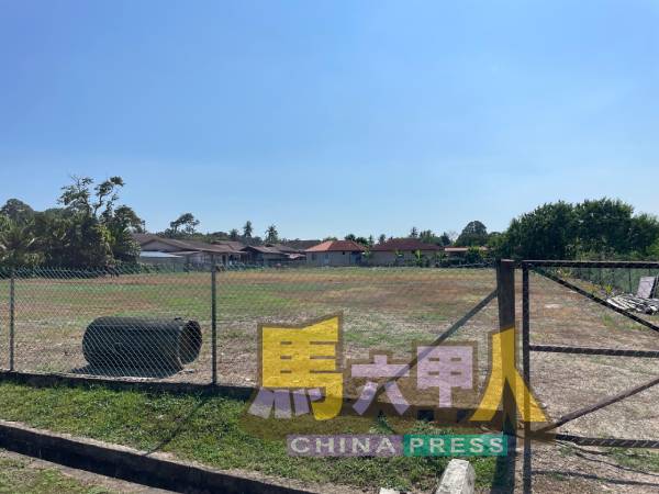 巴淡芙露华小计划在该校毗邻一片地，兴建三层楼校舍。