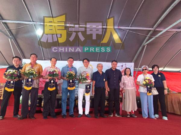 大会颁发纪念品给活动赞助人,感谢他们的支持,让嘉年华能够顺利举办。