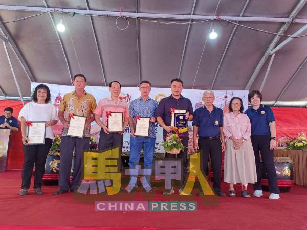 武吉波浪佛学会顾问团接领委任状后合影。
