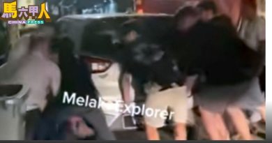 老街乱泊车阻巴士拐弯 民众合力抬车  让路