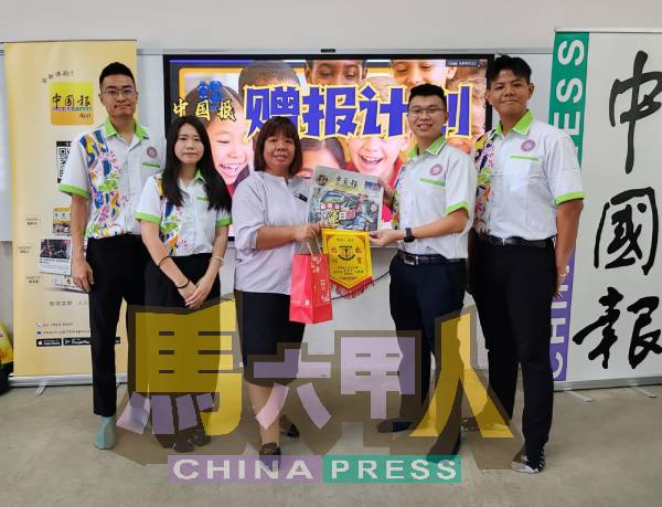 林文浩（右2起）在理事的陪同下，移交《中国报》给罗舒萍，左起刘俊泉及郭学莉、右为陈健丰。