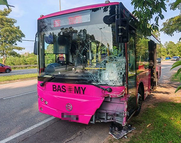 公共巴士驶入路肩，撞击停在路肩的轿车。