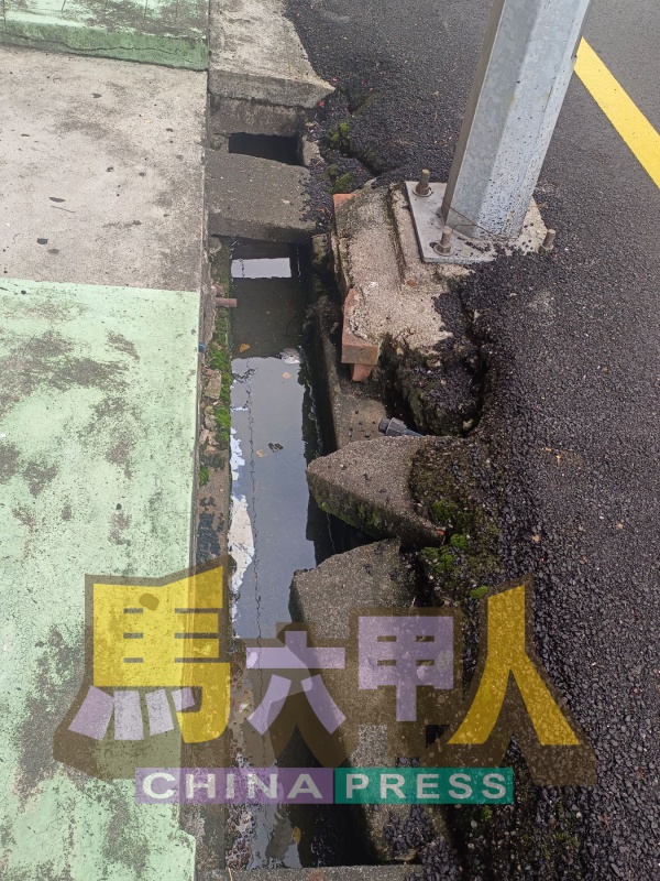 许多沟渠结构老化,出现变形与破损的情况。
