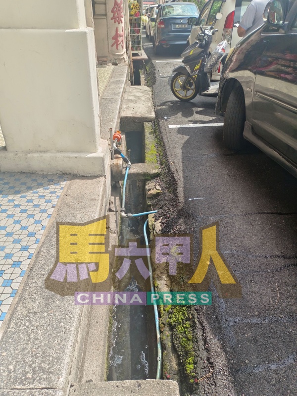 武雅拉也路的沟渠已有逾40年历史,至今从未进行过大规模提升,是时候提升机改善排水沟。