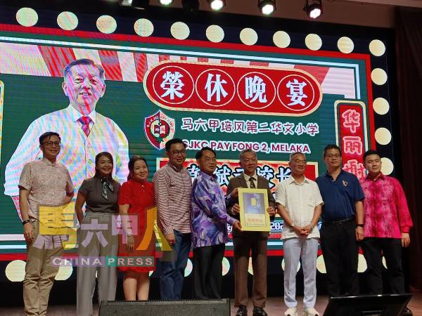 薛任评（左5起）代表学校3机构赠送纪念品给韩斌元，左起为董事会理事拿督吴俊豪、林朝雁、家协副主席陈雪萍、朱伟胜、邱培栋、杨诒文及校友会副主席吴建新。