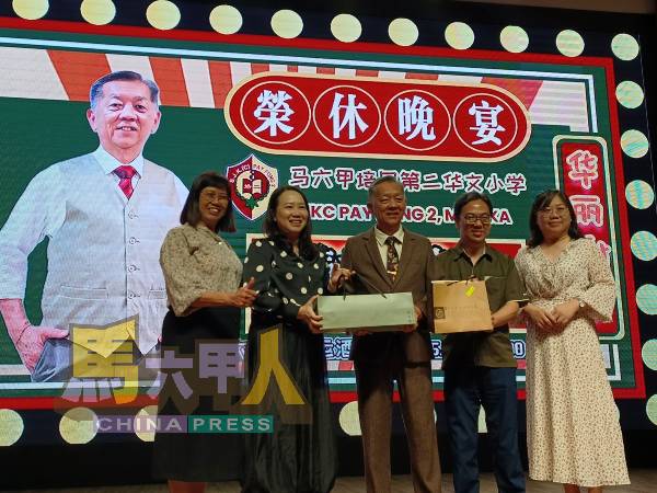 马六甲州督学团代表赠送纪念品予韩斌元（左3），左起为邓艾琳、王燕玲、戴启仁及林婷心。