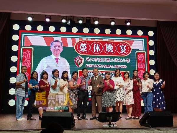 校长们赠送纪念品，并与韩斌元（左8）合影。