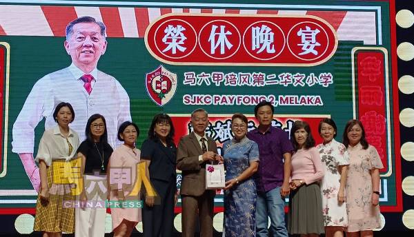 校长们赠送纪念品，并与韩斌元（左5）合影。