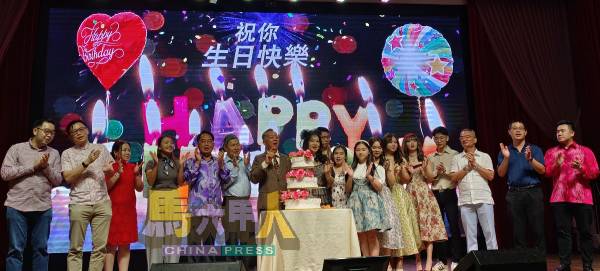 大会准备蛋糕，为荣休晚宴主人翁韩斌元（左7）庆生。