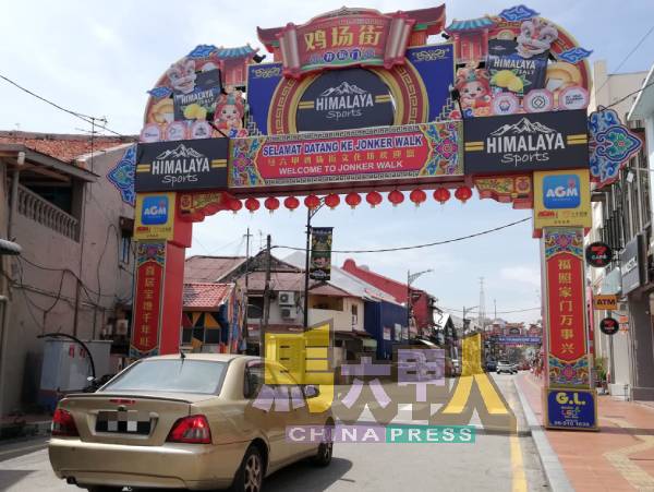 世遗鸡场街是国内外游客必到的文化景区,假日时的交通非常拥堵。