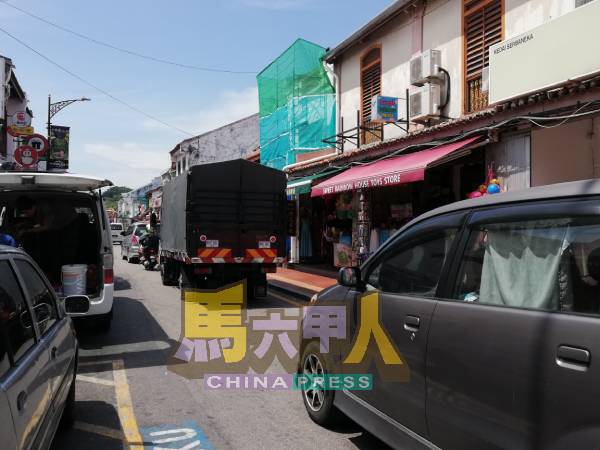鸡场街的路段狭窄,每段路只容许一辆交通工具通行。