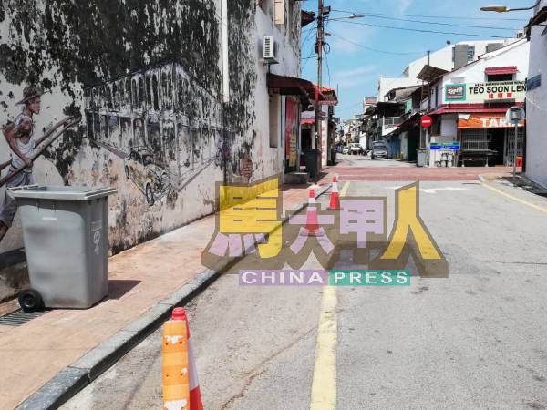 路边放置了路锥,禁止车辆停泊。