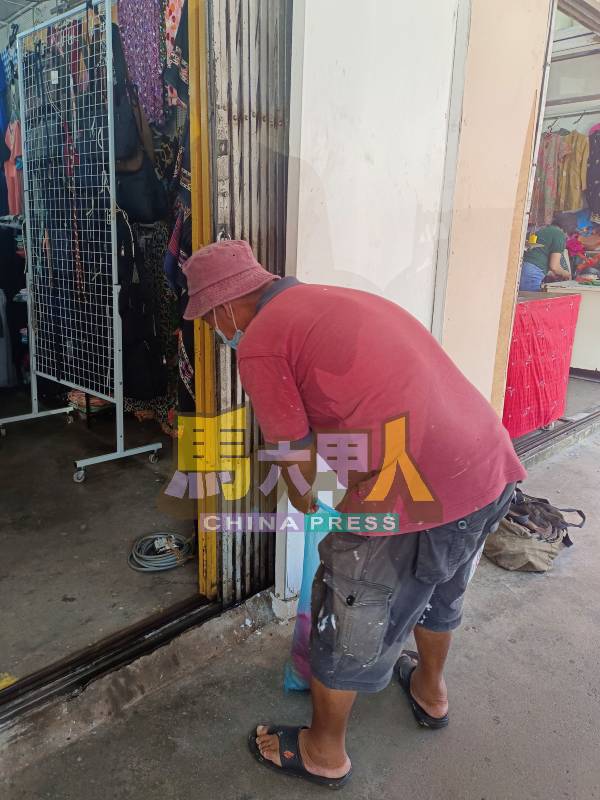 板门被破坏后,为避免掉落威胁安全,业者迅速安排修理工作。