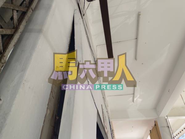 板门被撬开后移位,业者需自费数百令吉维修板门。