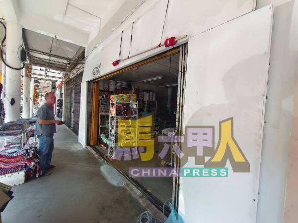 梁证法到裁缝店了解情况。