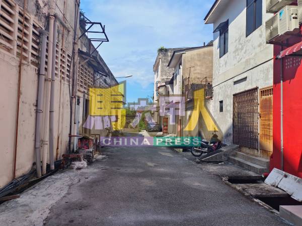 一商家反映停在巷子的摩哆遭破坏,轮胎三度被放风。