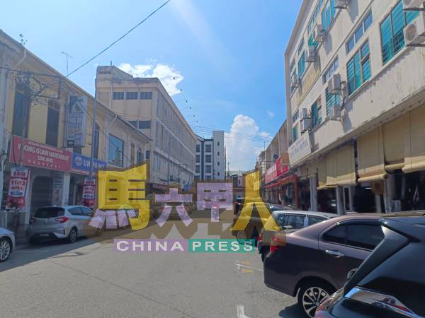 老街祈安律在夜间人流稀少,一旦晚上店面陆续打烊后,街道显得冷清。