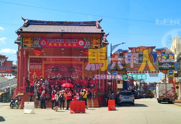 鸡场街文化坊舞台提升工程延后了一年多终于完工。