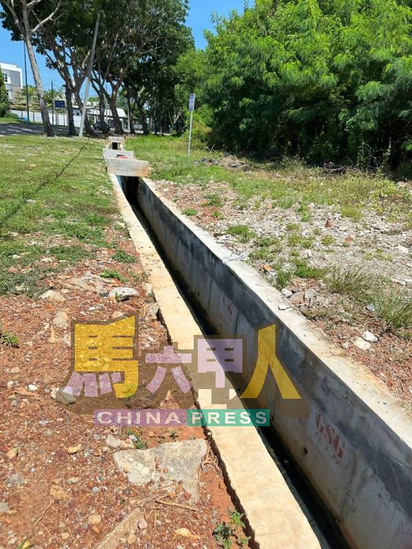 珍巴卡路宝峰置地公司前的沟渠提升工程已完成，解决了当地排水问题。