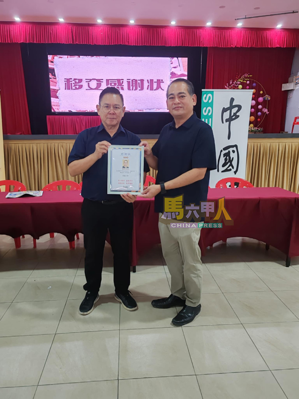 ■本报林钦为(左起)赠送感谢状予陈宝全,感谢后者多年来热心教育,支持本报的赠报计划。