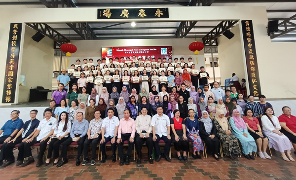 47名全A考生与师长们的大合照。坐者左7起为李献、颜贞强、林朝盛、幸立雄校长等。
