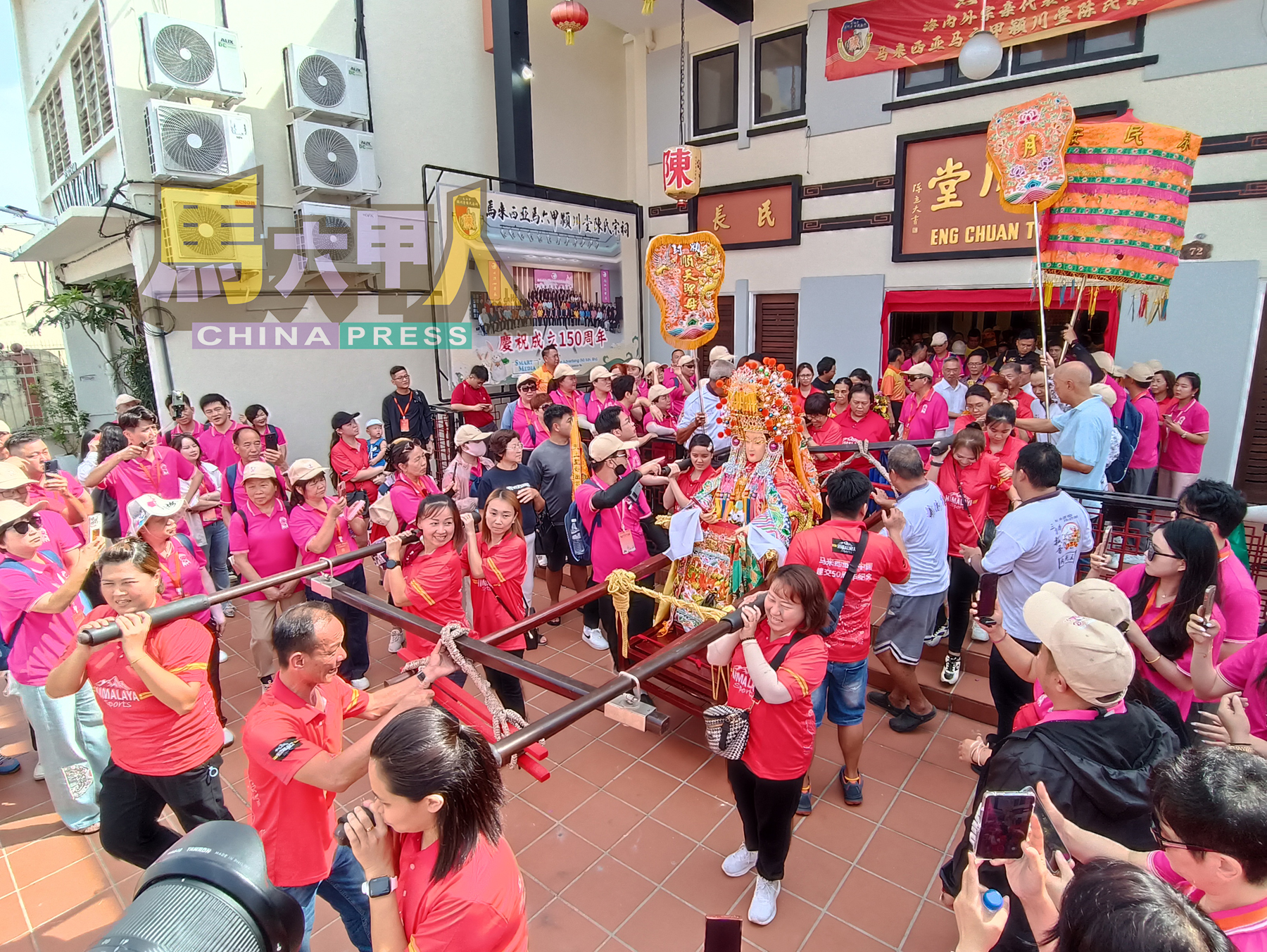  ■约20位妇女参与扶銮，抬着陈靖姑金身出巡甲市区。