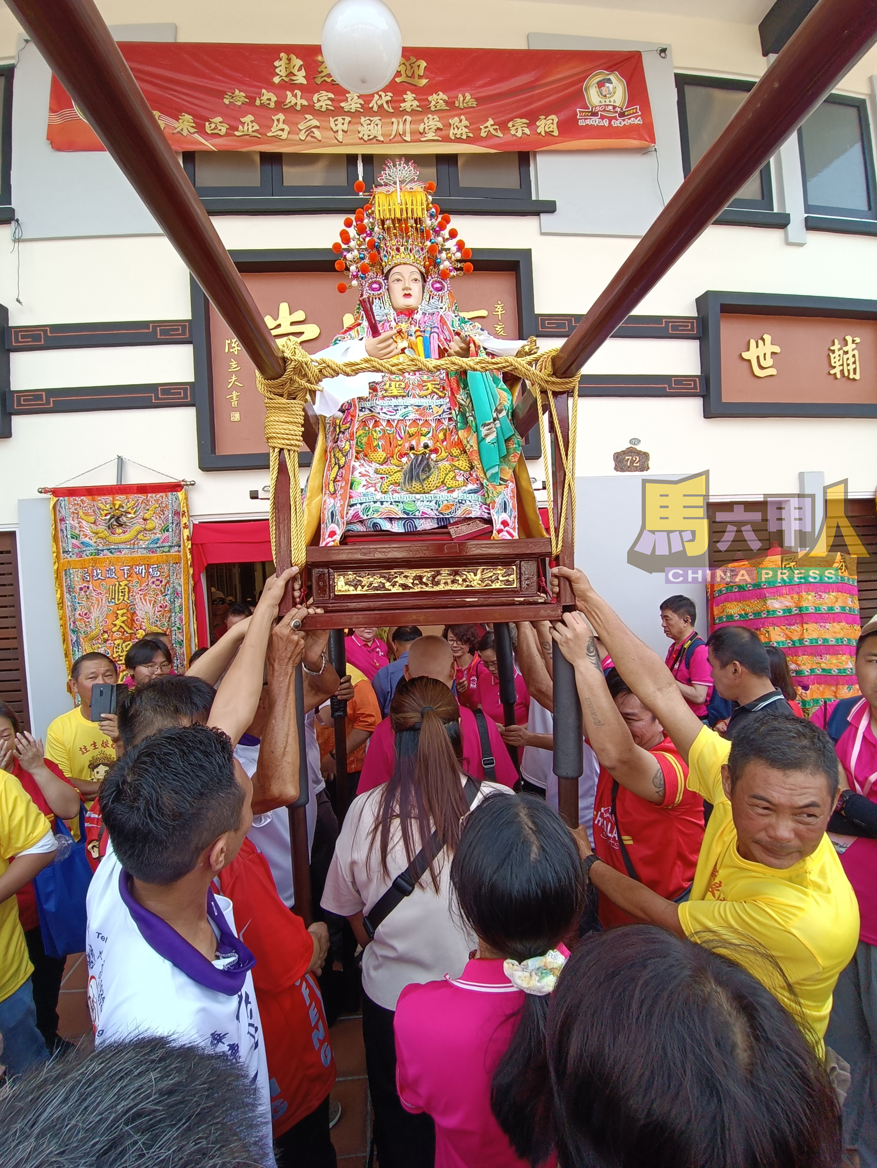 ■逾百善信参与“钻轿底”祈福活动，藉此契机向注生娘娘求子安胎、护妇佑童。