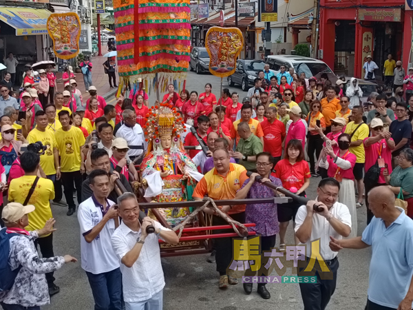 ■邱培栋(前左)、颜天禄(前右)、谢守钦(第三排左)及刘志俍(后排右),与众人一同扶銮,将陈靖姑抬上鸡场街文化坊舞台。