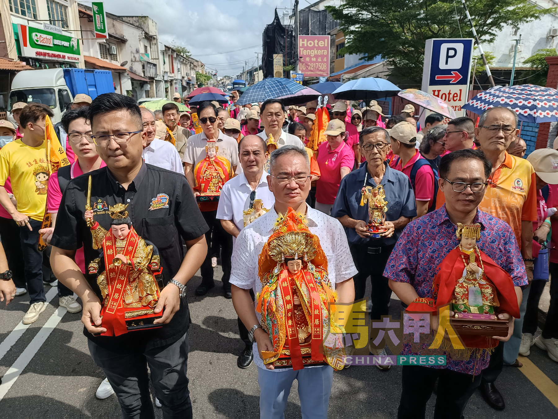 谢守钦(左起)、邱培栋及刘志俍等,手持陈靖姑神像参与巡安活动。