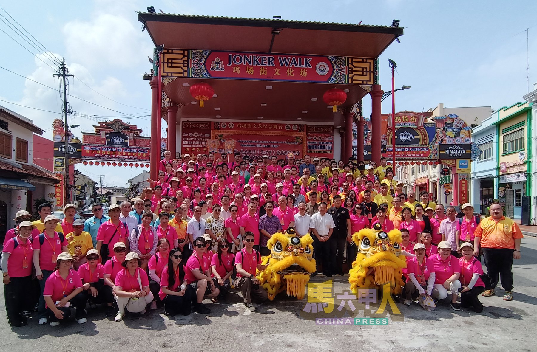 ■中国方面有约180位随行人员参与此次活动，马六甲方面也有逾百人参与其中。