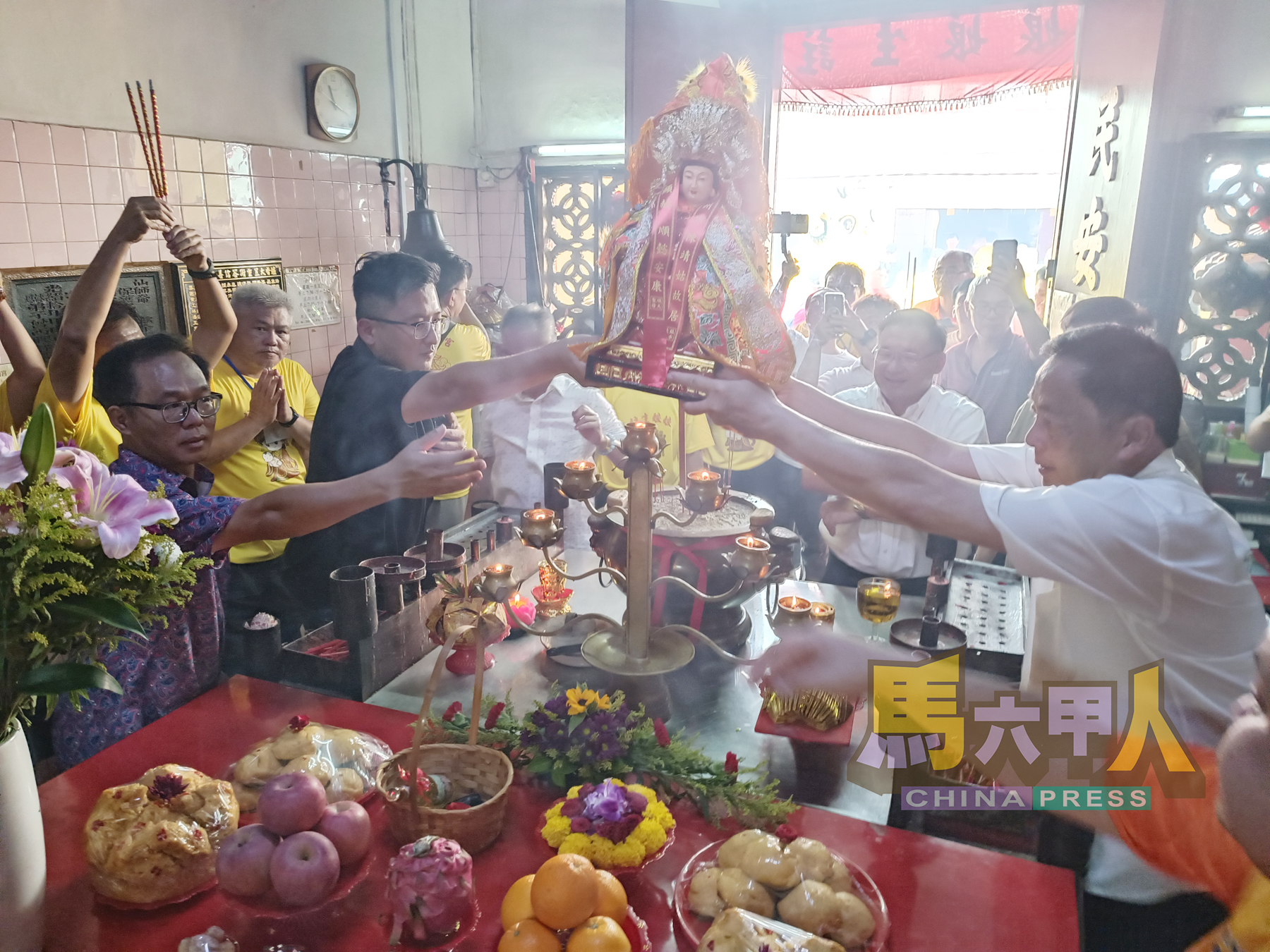 陈美农(右起)、颜天禄、邱培栋、谢守钦及刘志俍,将陈靖姑分灵安置于天德宫坛座上。