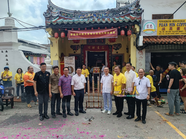 ■中国福建省福州市的陈靖姑分灵鸡场街天德宫，欢迎善信到来祈福。左起谢守钦、陈添财、刘志俍、颜天禄、邱培栋、吴思俭、陈美农及李传财。