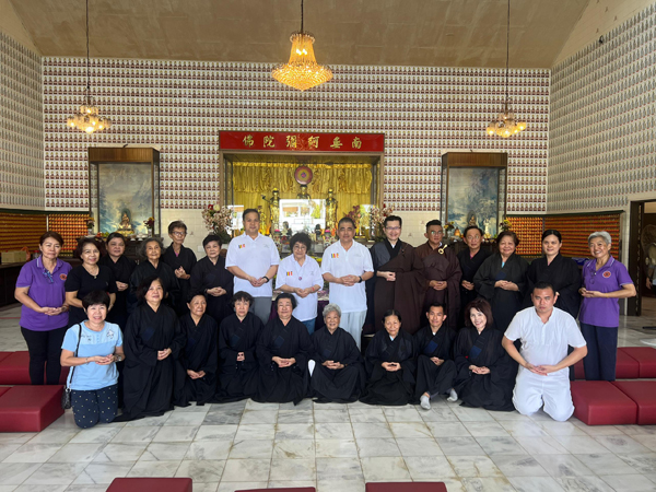 孙殿赐(站者右7)与佛教居士林林友合照留念,右5起为郑诗杰、王书优、林秀婉和郑福添。