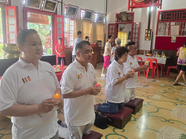 庆委会成员郑福添(左起)、孙殿赐、林秀婉和郑诗杰在明觉莲社献灯祈福。