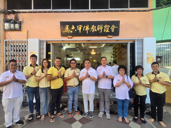 马六甲佛教联谊会主席罗尹津(左5)及理事们热烈欢迎卫塞节庆委会主席孙殿赐(右5)与成员们的到来。