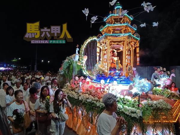 花车及参与的团体佛友,随游行大队念着佛号徐徐前进。