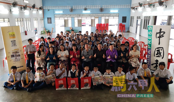 ■受惠学生开心地与嘉宾们合照。