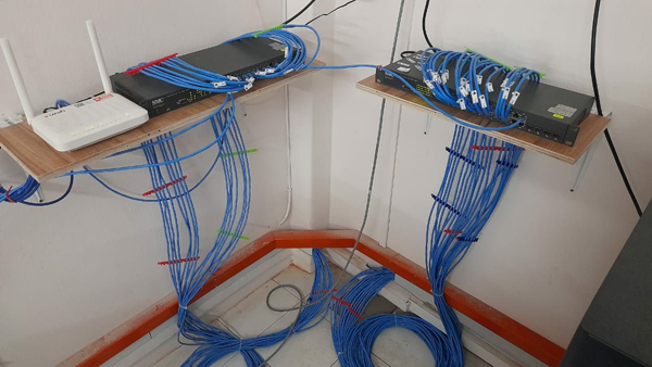 ■培风中学资讯中心团队捐赠2台区域网交换器（LAN Switch）, 同时协助整理及重新接驳网络线，确保所有设备皆能顺利连接网路。