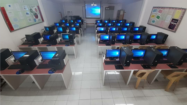 ■培风中学资讯中心除了捐赠20台二手电脑，亦协助培德小学修复校内原有的15台电脑，同时捐赠35张二手电脑桌，进一步完善培德小学的资讯设备环境。